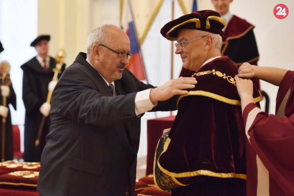Inaugurovali nového rektora Trnavskej univerzity René Bílika