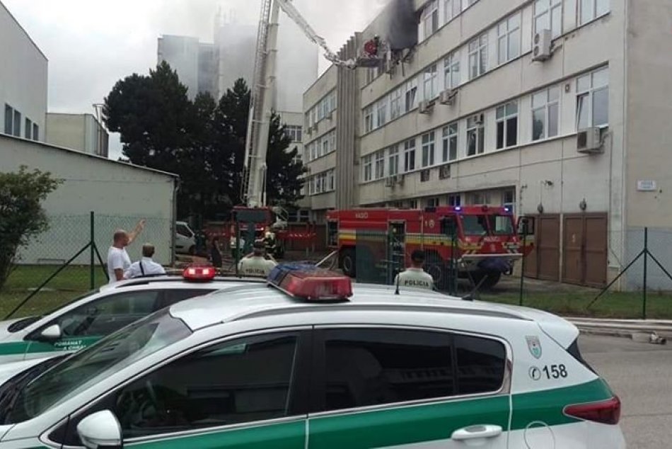 Zásah hasičov pri požiari na SOŠ elektrotechnické.