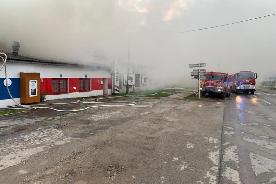 OBRAZOM: Rozsiahly požiar predajne sedačiek v Trnave