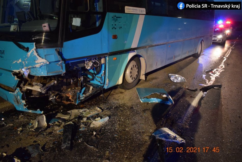 Hrozivá nehoda v Trebaticiach: Mladý šofér sa čelne zrazil s autobusom
