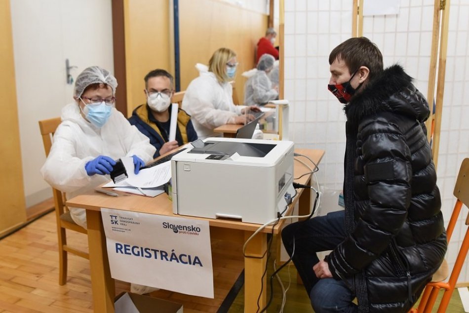 FOTO: Očkovanie učiteľov vo veľkokapacitnom vakcinačnom centre v Trnave