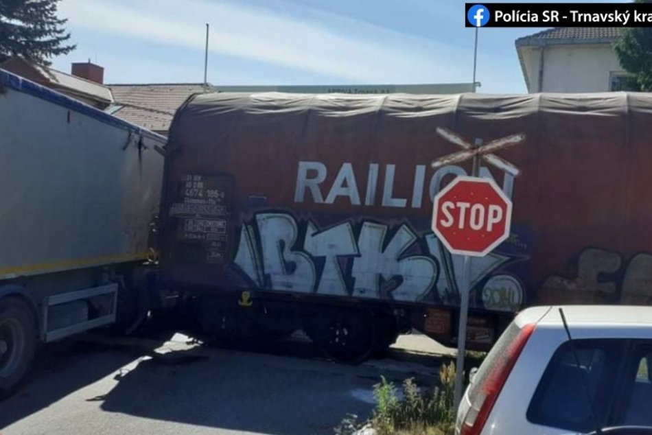 Nehoda nákladného vozidla s vlakom si vyžiadala ľudský život